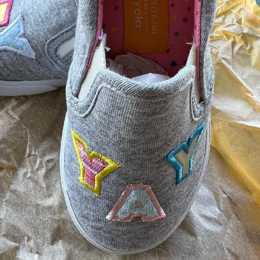 🆕 Isaac Mizrahi Loves Crayon Slip On Sneakers NWT Grey Pink SZ 6 - Picture 2 of 8